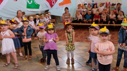 Bild: le
Mädchen und Buben der Kindertagesstätte „ Unterm Regenbogen „ begeisterten bei ihrem Auftritt in der Pfarrkirche.