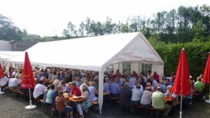 Bild: wmi
Während des Festgottesdienstes waren die Sitzplätze im Zelt bei der Kapelle schon sehr gut besucht. Zum Weißwurstfrühschoppen gesellten sich dann noch einige mehr dazu, sodass die Höflaser alle Hände voll zu tun hatten.