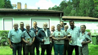 Bild: rgr
Kreisorganisationsleiter Günter Bogner (von links) und Ehrenkreisvorsitzender Jürgen Hofmann gratulieren den erfolgreichen Schützen Harald Wällisch, Matthias Meyer, Erwin Knöbel, Karl Birner, Katja Jakobi, Vorsitzender RK Grafenwöhr Thomas Ernstberger, Bruno Salomon, Michael Bauer, Karl Bäuml.