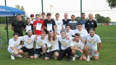 Bild: prh
Neun Teams beteiligten sich an den Stadtmeisterschaften im Fußball. Am Ende hatte die Mannschaft "D Neisteder Hoblbuam" (kniend mit weißen Stadtmeister-Trikots) die Nase vorn und sicherten sich vor der DJK AH den Titel.