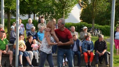 Bild: dob
Josef Bäumler und Betty Scheck ließen die Lieder von "Lower Market" nicht unberührt. Fast ohne Unterlass tanzten sie sich durch den Sommerabend.
