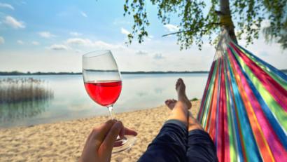 Bild: Jenny Sturm/stock.adobe.com
Gönnen Sie sich einige Stunden im Liegestuhl am See oder im Freibad, das Wasser glitzert auch dort.