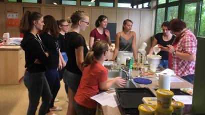 Bild: u
Einige der Weiherer Kirwamoidln backen in der Hirschauer Schulküche unter Anleitung von Roswitha Wendl (rechts) über 120 Kücheln, die bei der Kirwa zum Kauf angeboten werden.