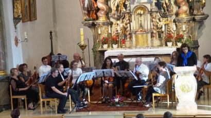 Bild: weu
Das Kammerorchester aus Pfreimd gestaltete zusammen mit dem Kirchenchor mit sakralen Stücken das musikalische Abendlob. Frauenbundvorsitzende Heike Krafczyk führte mit meditativen Texten durch den Abend.