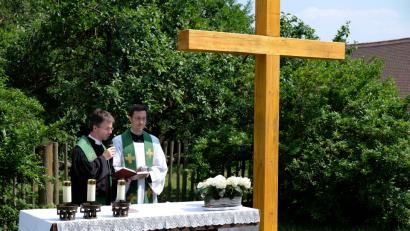 Bild: exb
Beim gemeinsamen Kirchenfest von St. Dionysius Neunkirchen segnen der evangelische Pfarrer Andreas J. Ruhs (links) und sein katholischer Kollege Stephan Rödl das neue Holzkreuz im Pfarrgarten. Das Holz stammt aus dem gemeinsamen Kirchenwald, die Arbeit machten sich Gemeindemitglieder.