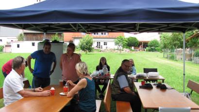 Bild: sei
Die Radler nehmen das Angebot der beiden jungen Manteler Damen für eine Rast am Radweg gerne an.