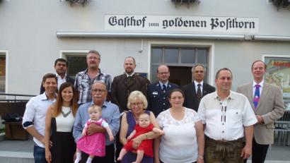 Bild: bk
Der "Schweiger-Sepp" mit seiner Frau Christa,  eingerahmt von Sohn Daniel und Tochter Christina mit Ehepartnern. Die Enkel Katharina und Sophie sind sein ganzer Stolz. Dahinter Gratulanten aus Kirche und Vereinen.