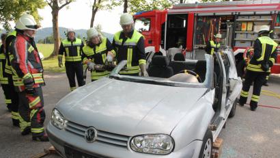 Bild: pi
Für die Übung steht den Feuerwehrleuten aus Neudorf und Waidhaus für ein altes Auto zur Verfügung.