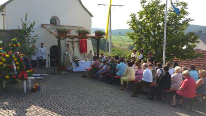 Bild: slh
Dekan Michael Hoch und Pfarrer Hans Spitzhirn gestalteten den Freiluftgottesdienst zum Benno-Fest.
