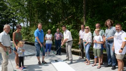 Bild: bey
Stefan Kabitschke (Dritter von links), Vorsitzender des Freibadfördervereins, und Bürgermeister Rainer Rewitzer (Sechster von links) führen die ersten Schläge auf der neuen Minigolfanlage im Freibad aus.