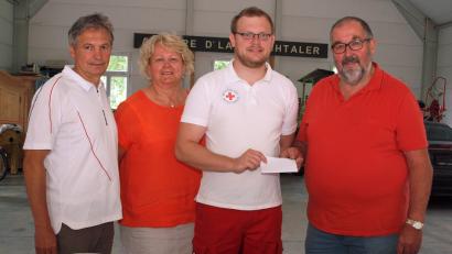 Bild: sön
An Thomas Graf (Zweiter von rechts) überreichten für die Riedener Helfer vor Ort Georg Kotz und Sylvia Schaum aus dem Erlös des Kaffee- und Kuchenverkaufs eine Spende von 250 Euro. Wallfahrtsleiter Josef Weinfurtner (von rechts) nannte die Spende „ein hervorragendes soziales Engagement.“