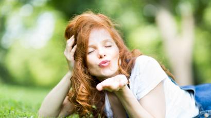 Bild: stock.adobe.com/drubig-photo
Küssen macht glücklich und eignet sich hervorragend zum Stressabbau.