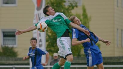 Bild: WAR, Autor [WAR] (RWALBERER@T-ONLINE.DE)
Mitterteichs Manuel Dürbeck (links) traf beim Testspiel-Sieg gegen Rehau doppelt.