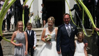 Bild: wro
Das Ja-Wort gaben sich Sarah Brosch und Christoph Burger. Die Brautkinder Tamia, Michael und Anna (von links) begleiteten sie dabei. Bild: wro
