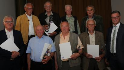Bild: gf
Für 50- und 60-jährige Mitgliedschaft werden einige Genossenschaftsmitglieder geehrt. Der Hirschauer Bürgermeister  Hermann Falk (rechts) gratuliert.