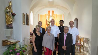 Bild:  jzk
Pater Josef (hinten, Zweiter von rechts) bedankte sich bei Sandra Weber, Cordula Stiegler, Chorleiter Josef Zaglmann (vorne von links), Thomas Stiegler, Christian Kick und Hubert Köhler (hinten von links).