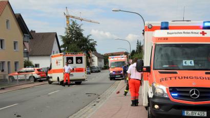 Bild: Alexander Auer
Nach einem Verkehrsunfall fährt ein Lkw in Zeitlarn in eine Hauswand.