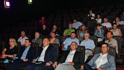 Bild: Petra Hartl
Der Amberger Kinobetreiber Michael Thomas (vorne rechts) fühlt sich in seinem Premium-Saal in Gesellschaft der Weidener  und Amberger CSU-Fraktionen sichtlich wohl. Bild: Hartl