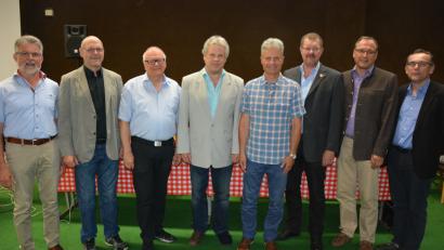 Bild: Rosner, Josef [JR] (ROSNER.JOSEF@T-ONLINE.DE)
Mit dieser Mannschaft geht der neugegründete Tischtennis-Bezirk Oberpfalz Nord in die kommenden vier Jahre. Von links:      BTTV-Vizepräsident Josef Grabinger, Werner Riedl, Gerhard Eilers, Bezirksvorsitzender Günter Bauer, Wolfgang Rumpel, Dieter Buchner, Hans Fleischmann und der zweite Bürgermeister von Altenstadt/WN, Konrad Adam.