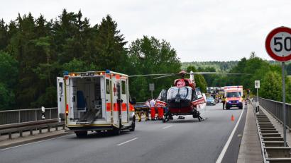Bild: Jürgen Masching
Nach einem Unfall auf der B16 mussten eine junge Frau und ein Kleinkind mit dem Hubschrauber in die Klinik geflogen werden.