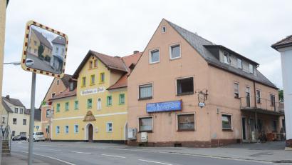 Bild: Schönberger
Die beiden ehemaligen Gastwirtschaften am Manteler Marktplatz wollte ein Weidener Unternehmer kaufen und sanieren. Der Markt macht ihm nun einen Strich durch die Rechnung. Das finden nicht alle richtig.