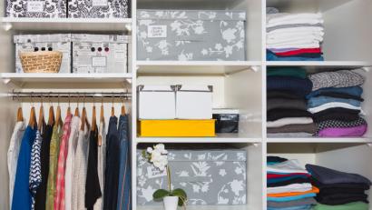 Bild: stock.adobe.com/0605alex
Es fängt bereits am frühen Morgen an. Schon vor dem übervollen Kleiderschrank müssen die meisten von uns eine Vielzahl von Entscheidungen treffen.