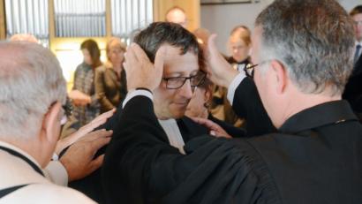 Bild: Gabi Schönberger
Militärbischof Sigurd Rink (rechts) und Militärpfarrer Holm Haschker (Mitte) bei dessen Einsegnung am Montag in Kreuz Christi. Nach drei Jahren gibt es in Weiden wieder einen evangelischen Militärpfarrer.