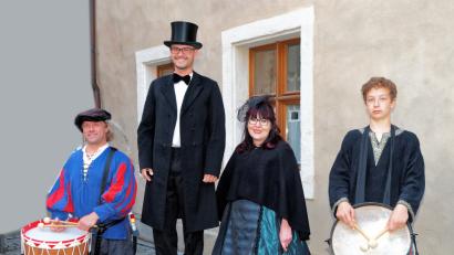 Bild: jzk
Die Baderin (Pauline Bäumler) stellte bei der historischen Stadtführung Schulinspektor Johann Horn (Martin Mayer) sowie die beiden Trommler Roland Rabenstein (links) und Kai Schmidt (rechts) vor.