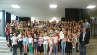 Bild: scg
Die Realschüler überreichten ihre Spende an BN-Kreisvorsitzenden Klaus Pöhler (hinten, Zweiter von rechts)