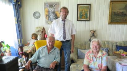 Bild: jzk
Zweiter Bürgermeister Hermann Schraml gratuliert Alwin Moller (sitzend mit seiner Ehefrau Marianne) zu seinem 80. Geburtstag.