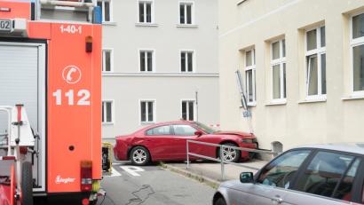 Bild: Lukas Meister
Zwei Personen wurden bei dem Verkehrsunfall in der Asylstraße am Montag leicht verletzt. Der Unfall hatte einen Dominoeffekt ausgelöst, der in einem Gesamtschaden von rund 55.000 Euro endete.