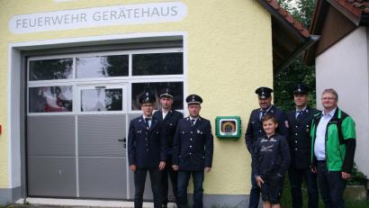 Bild: wro
Den Lebensretter findet man am Feuerwehrgerätehaus in der Dorfmitte, informierte die Rodenzenreuther Wehr. Im Bild (von links): Bastian Bauer, Kommandant Florian Wegmann, Andreas Eckstein, Vorsitzender Wolfgang Schultes, Tristan Schultes, Sebastian Söllner und MediTec Inhaber Hermann Krisch.