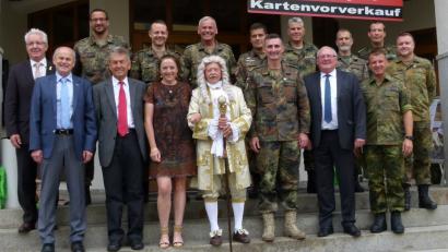 Bild: bgl
Gastgeber Bürgermeister Heinz Weigl (Fünfter von rechts)  und Brigadegeneral Jörg Thorsten See (Siebter von rechts) sowie der  Kommandeur des Panzergrenadierbataillons 122, Oberstleutnant  Christoph Huber (Dritter von rechts),  stellen sich mit den Teilnehmern zum Erinnerungsbild.