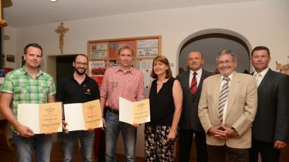 Bild: bey
Dominik Held, Sebastian Martin (Inliner) und Bernhard Vater (Volleyball, von links) wurden mit der Verdienstnadel in Silber mit Urkunde geehrt. Bürgermeister Rainer Rewitzer als Laudator (rechts) überreichte mit 2. Vorsitzenden Sepp Hartung, 1. Vorsitzenden Josef Windirsch und stellvertretender BLSV-Kreisvorsitzender Manuela Kreis die Auszeichnung.