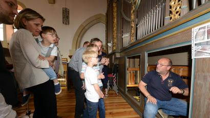 Bild: bey
Alexander Völkl gewährt in der Stadtpfarrkirche St. Sigismund den Besuchern beim „Tag der Orgel“ einen Blick in das Instrument.