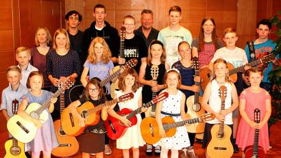 Bild: Kreuzer, Reinhard
Gitarren erklangen im Auditorium der Franz-Grothe-Schule bei den Vorspielen als Solisten oder auch in Duos.