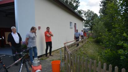 Bild: ak
Der Bauausschuss begutachtet den Zugang zum Feuerwehrgerätehaus.