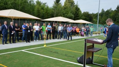 Bild: jr
SV-Vorsitzender Stephan Andörfer (rechts) stellte den geladenen Gästen das Projekt mit der Interkommunalen multifunktionalen Sport- und Freizeitanlage vor. Fünf Jahre harte Arbeit wurden am Samstag mit der Einweihung gekrönt