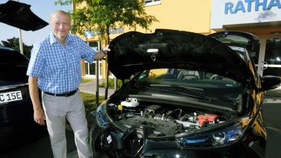 Bild: gf
"Den Ladestrom für meine zwei Renault Zoe liefert zu gut 50 Prozent meine PV-Anlage, den Rest tanke ich an öffentlichen Ladesäulen und das heißt für mich auf 100 Kilometer gerade einmal drei bis vier Euro Stromkosten", so der überzeugte E-Mobilist Reinhard Hampel.