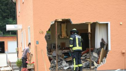 Bild: Alexander Auer
Nach einem Verkehrsunfall fährt ein Lkw in Zeitlarn in eine Hauswand.