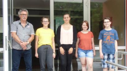 Bild: jst
Das Foto zeigt (von rechts) Tobias John, Hannah Specht, Theresa Mayer, Anne Dötsch und Kursleiter Hartmut Gebelein