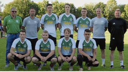 Bild: Gebert, Rudolf [GB] (rudolf.gebert@oberpfalzmedien.de)
Die Verantwortlichen des SV Mitterteich mit den Neuzugängen: Hinten von links: Vorsitzender Roland Eckert, Ralf Müller (Trainer zweite Mannschaft), Nikolai Nothhaft, Nico Stark, Justin Wagner, Co-Trainer Markus Broschik und Cheftrainer Andreas Lang. Vorne von links: Dominik Krieglsteiner, Johannes Greim, Jakob Zintl und Marcel Preuß.