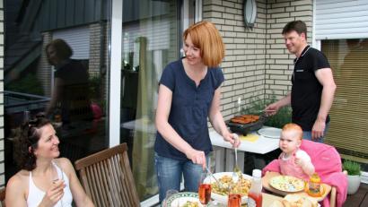 Bild:  stock.adobe.com/stefanfister
Grill-Fans müssen unbedingt einen Blick in ihren Mietvertrag werfen. Dort könnte das Grillen auf dem Balkon ausdrücklich und grundsätzlich verboten sein.