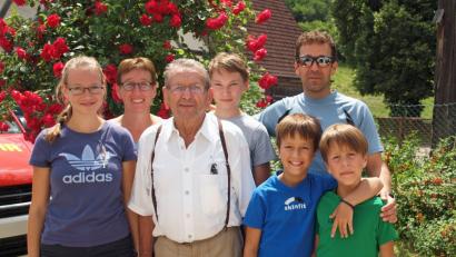 Bild: sön
Zum 64. Mal nahm der 89-jährige Konrad Ibler (Dritter von rechts), als ältester Teilnehmer an der Wallfahrt zum rund 30 Kilometer entfernten Habsberg teil. Mit ihm seine Enkelin Sophie Rüth, Tochter Sabine Rüth, die Enkel Jakob Rüth und Andreas Ibler sowie seine Urenkel, die Zwillinge Max und Leo Ibler (von links).