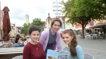 Bild: Schönberger, Gabi [gsb] (gabriele.schoenberger@oberpfalzmedien.de)
Chiara Romanini (links) und Marina Pastore (rechts) sind waschechte Weidener Mädels mit italienischen Wurzeln. Zusammen mit Lehrerin Ursula Bock und anderen Keplerianern freuen sie sich über das Ergebnis ihrer Recherchen für einen Macerata-Reiseführer.