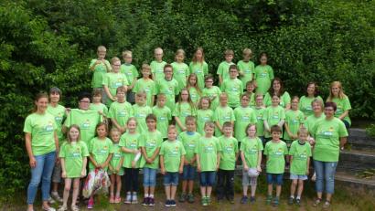 Bild: mad
Die Kinder und Lehrkräfte der Dr.-von-Ringseis-Grundschule sind nun mit T-Shirts in einheitlichem Grün ausgestattet.