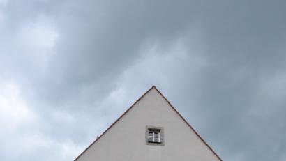 Bild: Lilly Melzer
Anstelle des „Alten Schulhauses“ in Schwarzenbach soll ein zentraler Dorfplatz entstehen. Um einen Förderantrag beim ALE stellen zu können, möchte die Stadt schnellstmöglich einen Architekten finden.