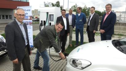 Bild: Hirsch
Stecker passt: ZMS-Vorsitzender Thomas Ebeling  nahm die neue Stromtankstelle auf dem Gelände des Müllkraftwerkes in Betrieb.