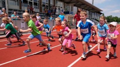 Bild: mab
Ehrgeizig  wie die großen Vorbilder starten die Bambini  über die Distanz von 400 Meter. Fünf Strecken waren beim sechsten Sonnwendlauf im Angebot.