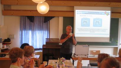 Bild: jzk
Kreisbrandinspektor Otto Braunreuther erklärt, wie ein Rauchmelder funktioniert.